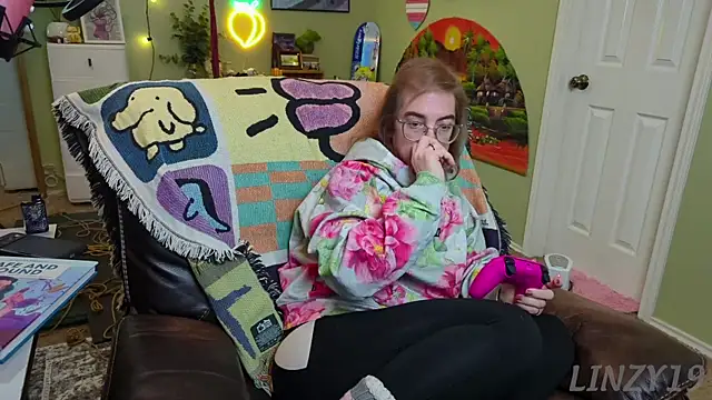 Snapshot of Linzy_19 chatting on 02/19/25, 12:03 Linzy 19 online show from 02/19/25, 12:03