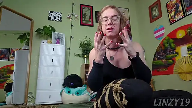 Snapshot of Linzy_19 chatting on 02/21/25, 04:07 Linzy 19 online show from 02/21/25, 04:07