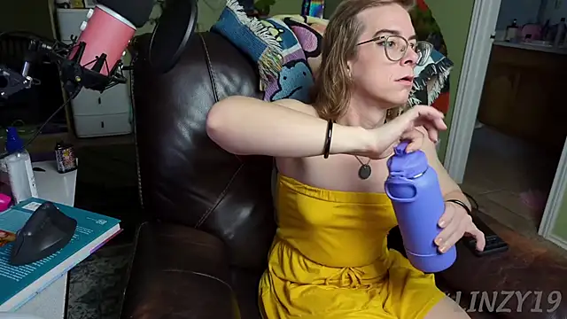 Snapshot of Linzy_19 chatting on 03/01/25, 12:39 Linzy 19 online show from 03/01/25, 12:39