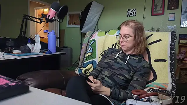 Snapshot of Linzy_19 chatting on 03/02/25, 03:37 Linzy 19 online show from 03/02/25, 03:37