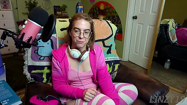 Snapshot of Linzy_19 chatting on 03/03/25, 03:41 Linzy 19 online show from 03/03/25, 03:41