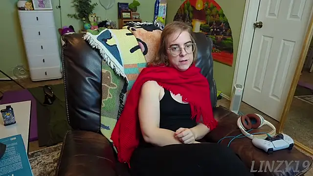 Snapshot of Linzy_19 chatting on 03/05/25, 11:05 Linzy 19 online show from 03/05/25, 11:05