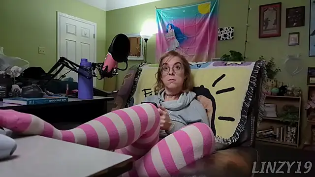 Snapshot of Linzy_19 chatting on 03/14/25, 03:15 Linzy 19 online show from 03/14/25, 03:15