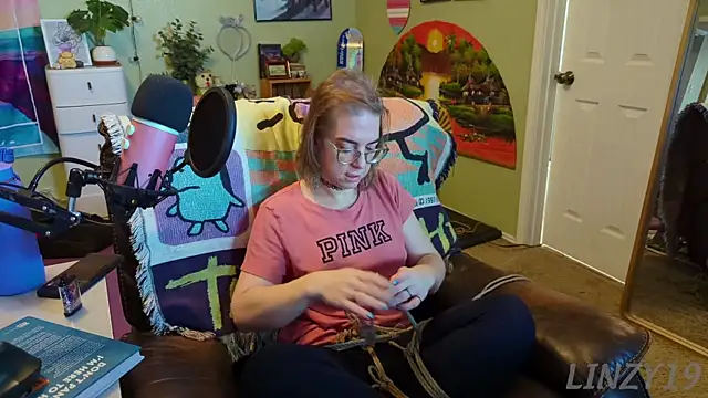 Snapshot of Linzy_19 chatting on 03/18/25, 03:31 Linzy 19 online show from 03/18/25, 03:31