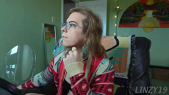 Snapshot of Linzy_19 chatting on 09/27/25, 04:56 Linzy 19 online show from 09/27/25, 04:56