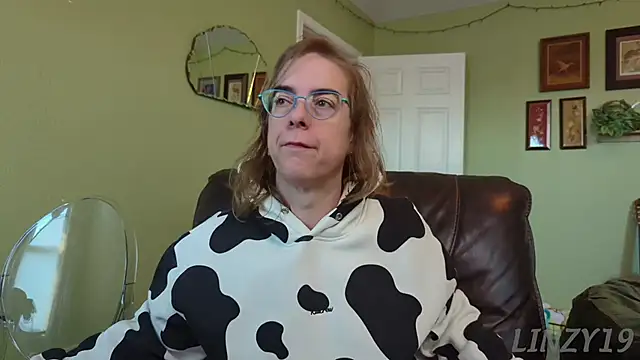 Snapshot of Linzy_19 chatting on 11/05/25, 02:50 Linzy 19 online show from 11/05/25, 02:50