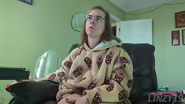 Snapshot of Linzy_19 chatting on 11/09/25, 04:16 Linzy 19 online show from 11/09/25, 04:16