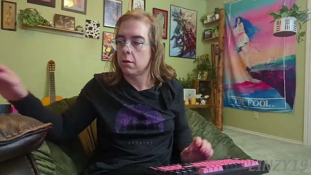 Snapshot of Linzy_19 chatting on 11/10/25, 05:28 Linzy 19 online show from 11/10/25, 05:28