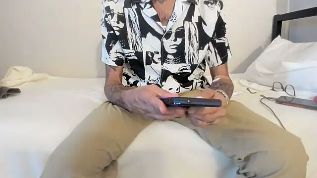 Snapshot of RoosterWabbit chatting on 09/24/25, 08:56 RoosterWabbit online show from 09/24/25, 08:56