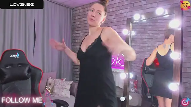 Snapshot of SarahCoksss chatting on 03/02/25, 04:07 SarahCoksss online show from 03/02/25, 04:07