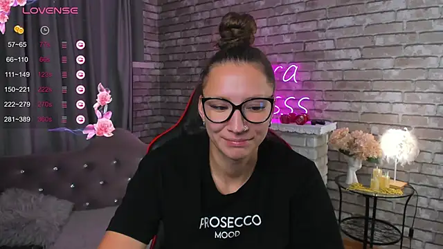 Snapshot of SarahCoksss chatting on 10/02/25, 01:12 SarahCoksss online show from 10/02/25, 01:12