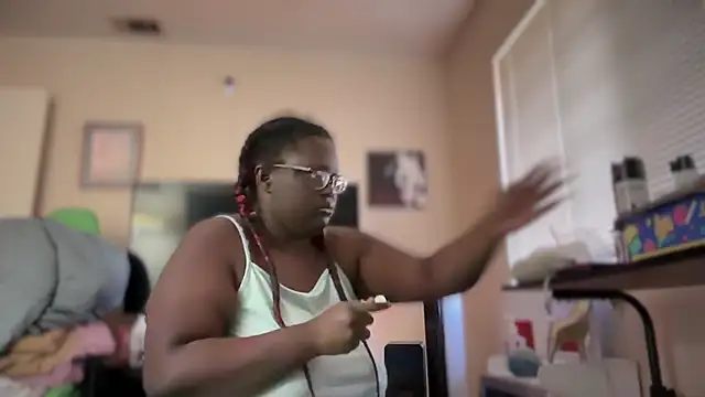 Snapshot of Yagurl__west chatting on 01/18/25, 11:11 Yagurl west online show from 01/18/25, 11:11