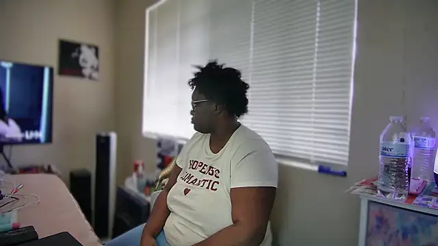 Snapshot of Yagurl__west chatting on 02/11/25, 09:56 Yagurl west online show from 02/11/25, 09:56