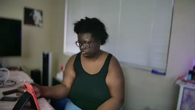 Snapshot of Yagurl__west chatting on 02/12/25, 12:58 Yagurl west online show from 02/12/25, 12:58