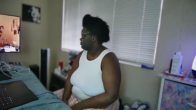 Snapshot of Yagurl__west chatting on 02/17/25, 12:43 Yagurl west online show from 02/17/25, 12:43