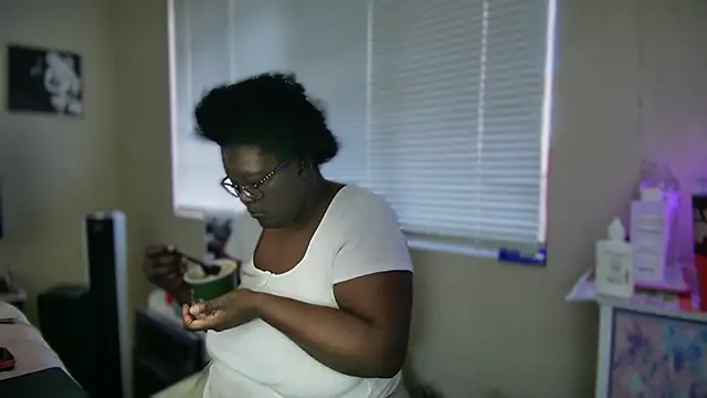 Snapshot of Yagurl__west chatting on 02/20/25, 01:14 Yagurl west online show from 02/20/25, 01:14