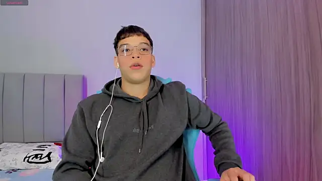 Snapshot of jake_and_joaquin chatting on 03/10/25, 05:33 jake and joaquin online show from 03/10/25, 05:33