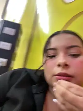 Snapshot of aneesa_darzi chatting on 03/08/25, 12:00 aneesa darzi online show from 03/08/25, 12:00