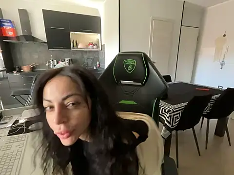 Chloe Ricci online show from 11/11/25, 09:42