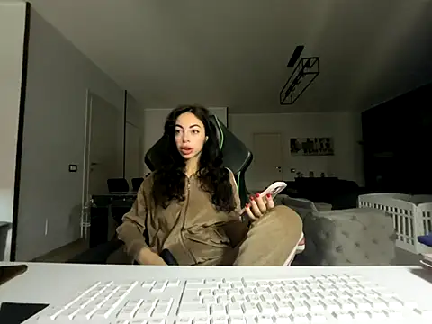 Chloe Ricci online show from 12/05/25, 07:50