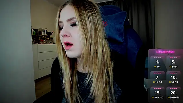 Olivia Munk online show from 10/11/25, 04:33