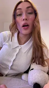 Snapshot of MichelleFerry_ chatting on 11/14/25, 03:16 MichelleFerry online show from 11/14/25, 03:16