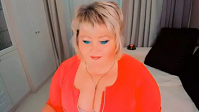 Snapshot of BIGTITSBBW chatting on 01/01/25, 12:43 BIGTITSBBW online show from 01/01/25, 12:43