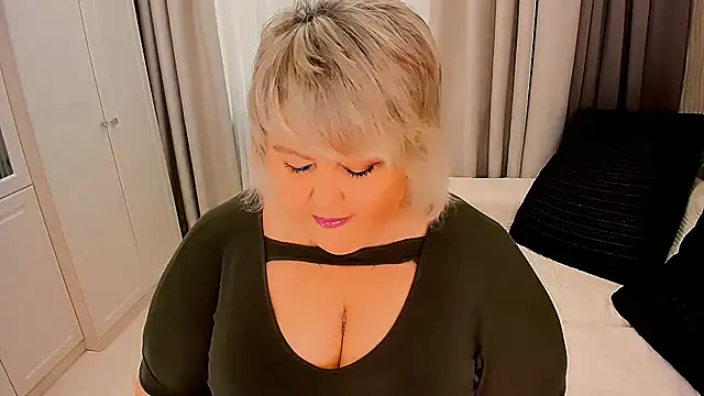 Snapshot of BIGTITSBBW chatting on 10/17/25, 06:27 BIGTITSBBW online show from 10/17/25, 06:27