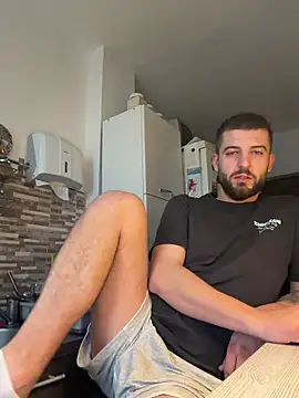 Snapshot of ElChapoGuzman95 chatting on 11/25/25, 06:46 ElChapoGuzman95 online show from 11/25/25, 06:46