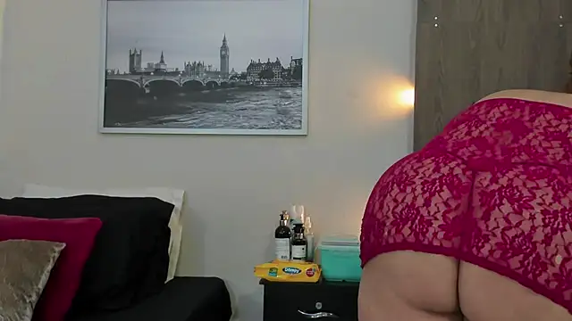 Snapshot of Cheryl_JONES chatting on 09/21/25, 01:35 Cheryl JONES online show from 09/21/25, 01:35