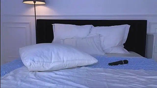 NicoleMarani online show from 12/21/25, 03:02