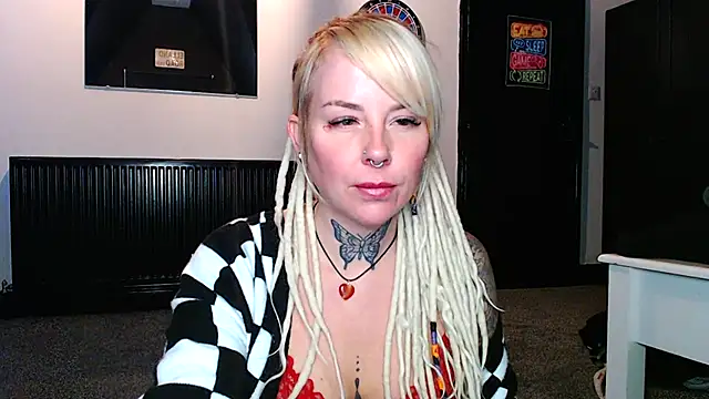 Snapshot of pixiedreadx chatting on 11/22/25, 01:43 pixiedreadx online show from 11/22/25, 01:43
