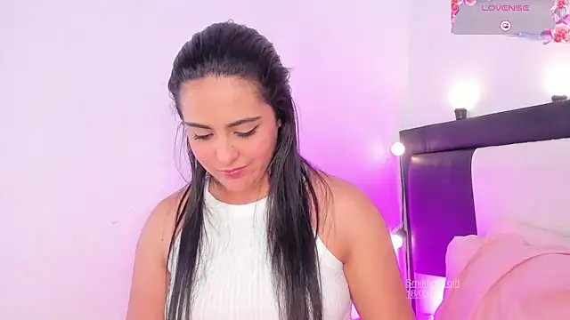 Snapshot of smiling__girl2 chatting on 03/19/25, 12:15 smiling girl2 online show from 03/19/25, 12:15