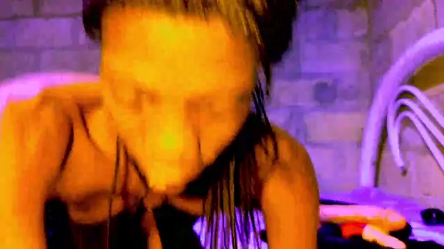 Snapshot of nzanizy chatting on 12/21/25, 10:39 nzanizy online show from 12/21/25, 10:39