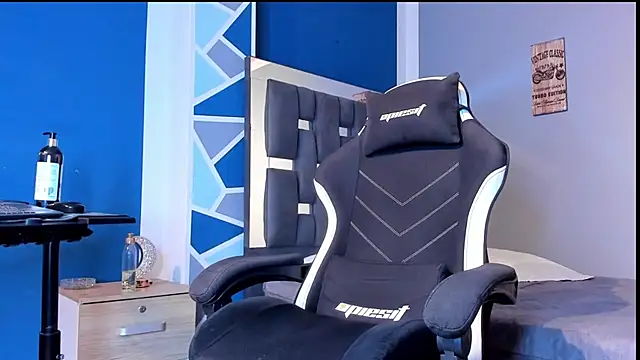 Snapshot of alex_oficial chatting on 07/09/26, 04:49 alex oficial online show from 07/09/26, 04:49