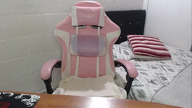 Snapshot of jade04_roberts chatting on 10/14/25, 11:49 jade04 roberts online show from 10/14/25, 11:49