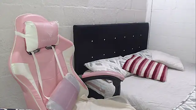 Snapshot of jade04_roberts chatting on 10/21/25, 02:18 jade04 roberts online show from 10/21/25, 02:18