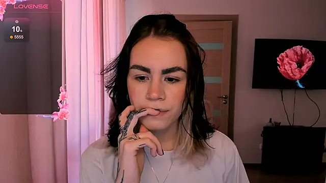 Snapshot of _selectrra chatting on 12/04/24, 11:19  selectrra online show from 12/04/24, 11:19