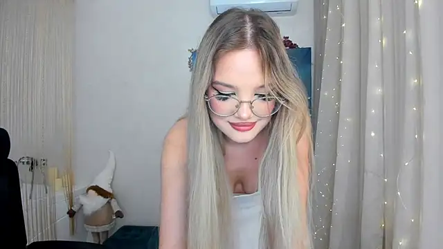 Snapshot of FloweryLove_1 chatting on 01/12/25, 03:03 FloweryLove 1 online show from 01/12/25, 03:03