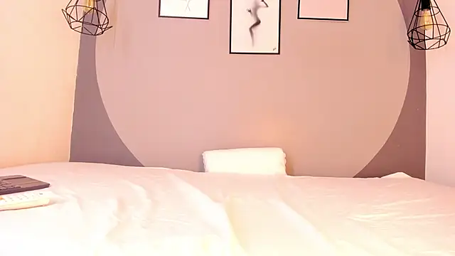 Snapshot of sarita_duque chatting on 03/21/26, 12:21 sarita duque online show from 03/21/26, 12:21