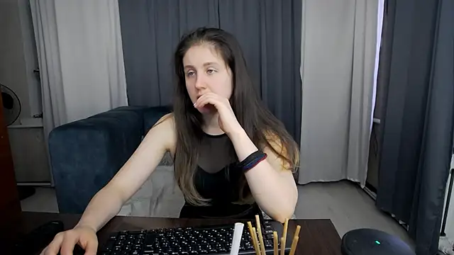 Holliy Cooper online show from 06/02/26, 08:05