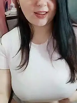 Snapshot of ErikaVlovely chatting on 12/22/24, 05:23 ErikaVlovely online show from 12/22/24, 05:23