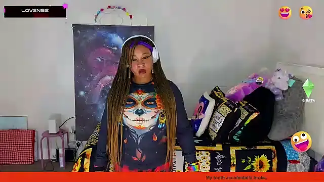 Snapshot of temptressbeauty24 chatting on 02/08/25, 08:32 temptressbeauty24 online show from 02/08/25, 08:32