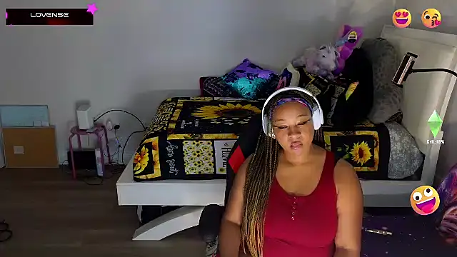 Snapshot of temptressbeauty24 chatting on 02/25/25, 07:31 temptressbeauty24 online show from 02/25/25, 07:31