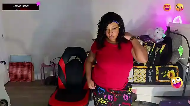 Snapshot of temptressbeauty24 chatting on 03/06/25, 11:53 temptressbeauty24 online show from 03/06/25, 11:53