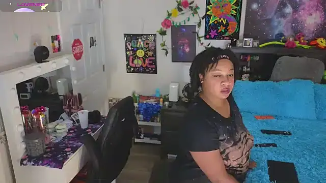 Snapshot of temptressbeauty24 chatting on 09/13/25, 11:04 temptressbeauty24 online show from 09/13/25, 11:04