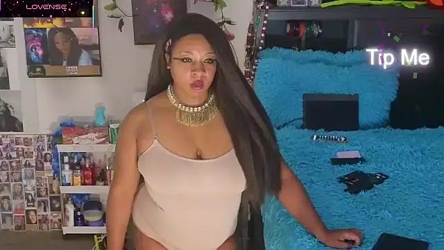 Snapshot of temptressbeauty24 chatting on 11/10/25, 05:06 temptressbeauty24 online show from 11/10/25, 05:06