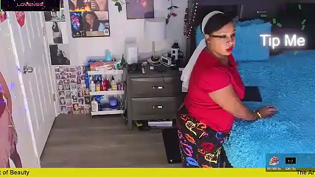 Snapshot of temptressbeauty24 chatting on 12/18/25, 11:33 temptressbeauty24 online show from 12/18/25, 11:33