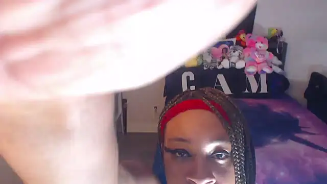 Snapshot of temptressbeauty24 chatting on 02/26/26, 04:06 temptressbeauty24 online show from 02/26/26, 04:06