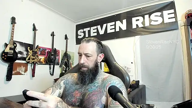 Snapshot of StevenRiseNYC chatting on 10/01/25, 01:33 StevenRiseNYC online show from 10/01/25, 01:33